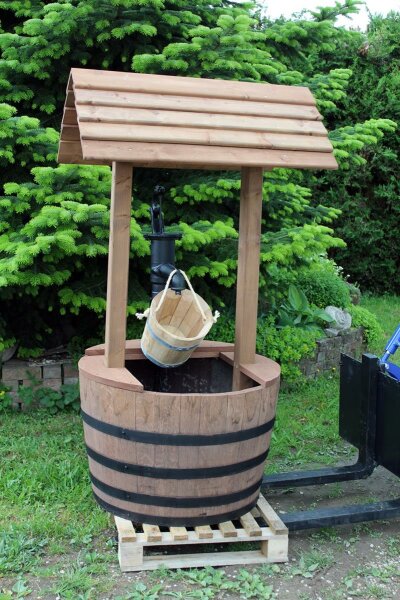 Weinfass Brunnen mit Dach