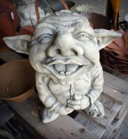 Gartenfigur Troll Aiko lachend