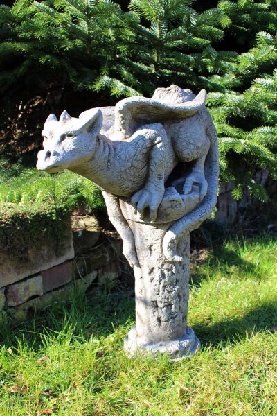 Gartenfigur Drache Theron auf Säule