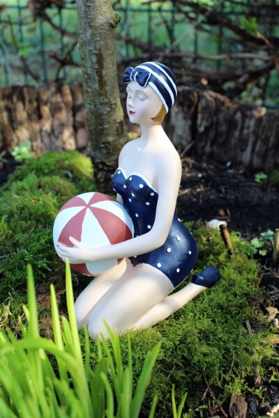 Dekofigur Badefrau mit Ball