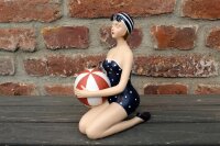 Dekofigur Badefrau mit Ball
