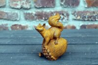 Gartenfigur Eichhörnchen auf Eichel Rost