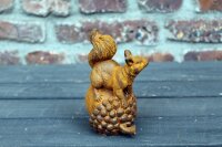 Gartenfigur Eichhörnchen auf Eichel Rost