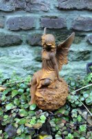 Gartenfigur Elfe auf Blütenkugel