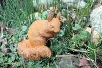 Gartenfigur Eichhörnchen stehend Edelrost