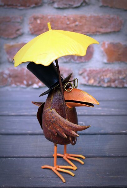 Gartenfigur Rabe mit Schirm