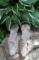 Paar Schuhe grau Pflanzgefäß