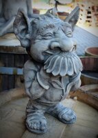 Gartenfigur Troll Arvid mit Blume