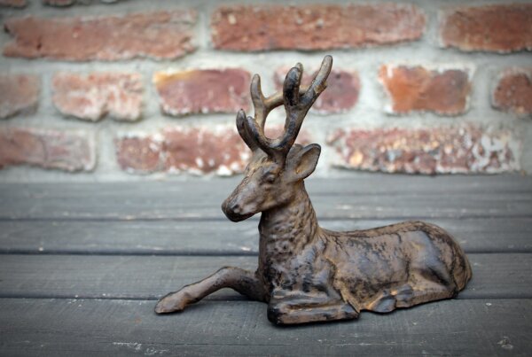 Hirsch Gusseisen liegend