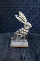 Hase sitzend auf Sockel