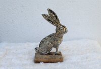 Hase sitzend auf Sockel