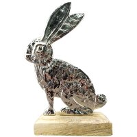 Hase sitzend auf Sockel