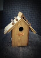 Vogelhaus Nistkasten mit Strohdach