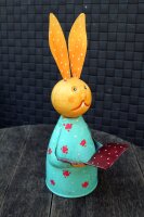 Zaunhocker Hase mit Buch